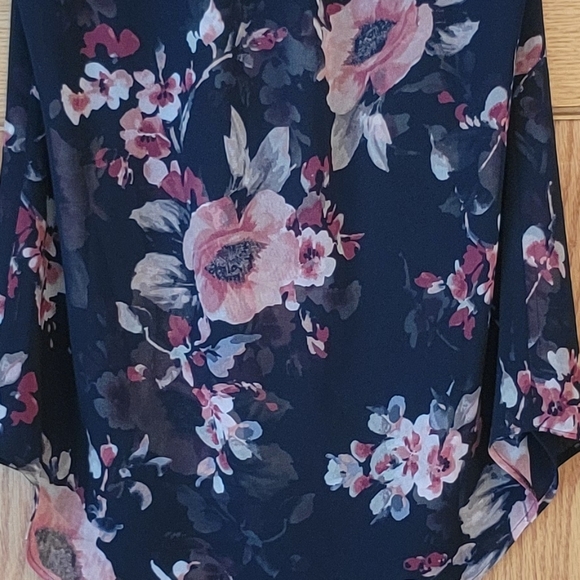 White House Black Market Tank - Picture 2 of 3